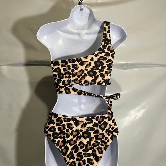 Women’s 2 Piece Bikini Swimsuit Size Medium - Picture 2 of 2